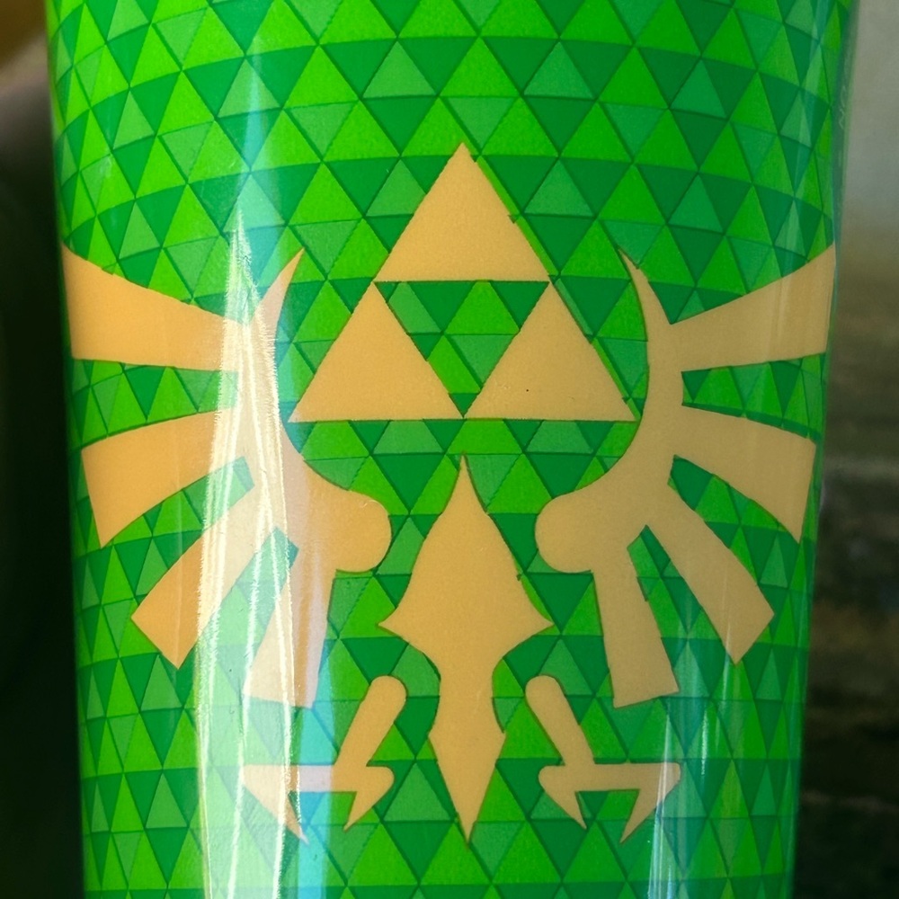Legend of Zelda Collectibles | Legend of Zelda Hyrule Emblem Plastic Cup | 16 oz
